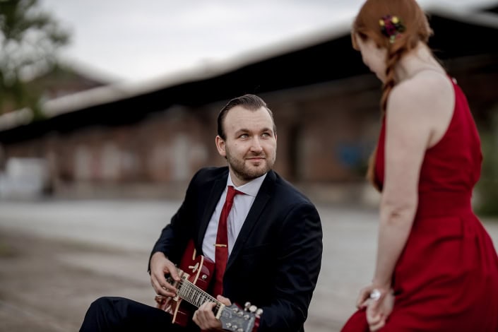 Paarfoto mit Gitarre er hat ihr Herz beim Gitarrenspiel erobert... daher diese Einstellung... ;-) Canon EOSR & RF 85mm f/1.2L USM