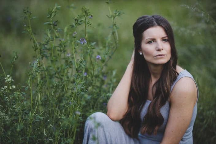 Beauty Portrait im weichen Abendlicht Portrait fotografiert im weichen Abendlicht auf einer Wiese Canon EOSR & RF 85mm f/1.2L USM