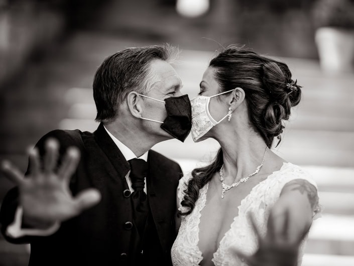 Hochzeitskuss durch den Mundschutz da es ja irgendwie in die Corona Zeit passt fand ich das sehr witzig