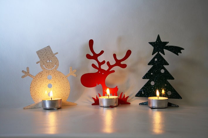 Simpatici decori dedicati all’inverno e alla natura, in caldi colori natalizi, resi preziosi da glitter sfavillanti.