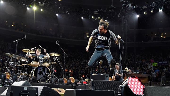 Pearl Jam Perform 'Binaural' in Its Entirety at Toronto Concert - @Rolling Stone 1 Pearl Jam Perform 'Binaural' in Its Entirety at Toronto Concert - @Rolling Stone Artes & contextos Pearl Jam II