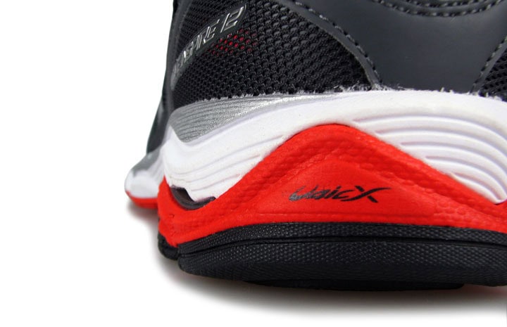 Рис.34 Независимо от изменений Mizuno Inspire 12 остается обувью с хорошей боковой поддержкой. Пластина Wave препятствует избыточному завалу стопы вовнутрь