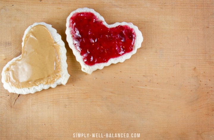 Looking for quick and easy school lunch ideas for kids? Check out this hack for making your own homemade freezer uncrustables. This make ahead version is perfect for preschoolers, elementary students and even adults love them. An easy, cheap and healthy solution to make at home. Use your own ingredients to make your kiddos happy. Perfect for picky eaters who won't eat the crust #backtoschool #schoollunch #lunch