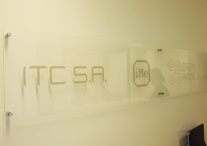 Logo przestrzenne w recepcji