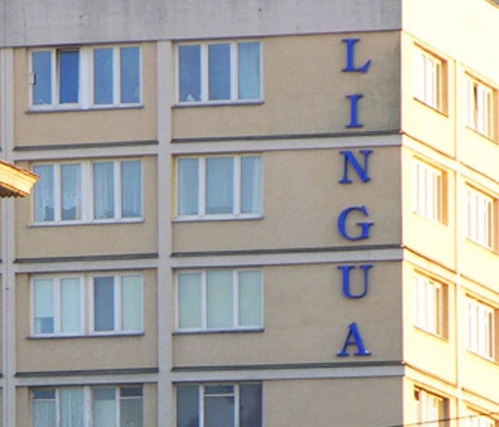 Litery przestrzenne ze styroduru umieszczona na zewnątrz budynku
