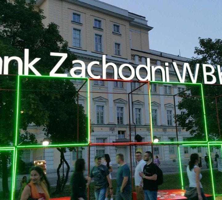 Logo przestrzenne jako element scenografii