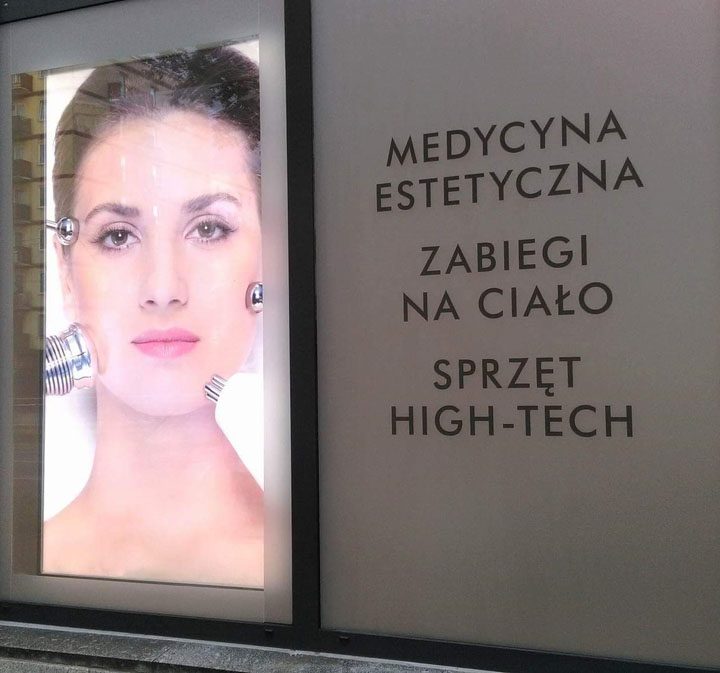 Lightbox w witrynie salonu kosmetycznego