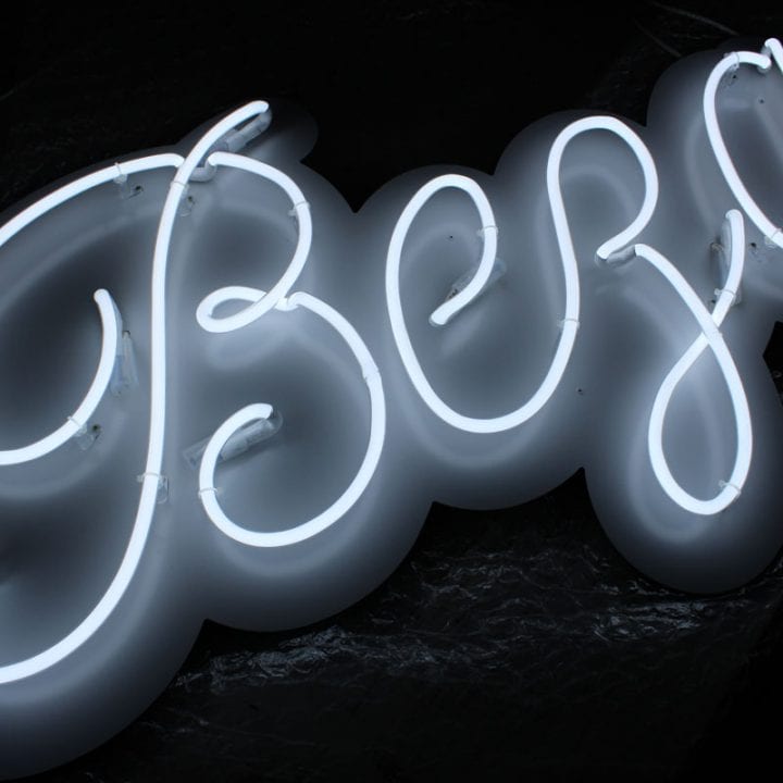 Biały neon bla kawiarni Beza