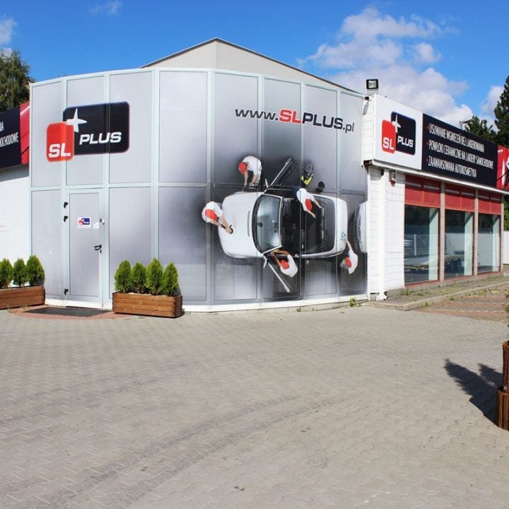 Oznakowanie witryny salonu detailingu