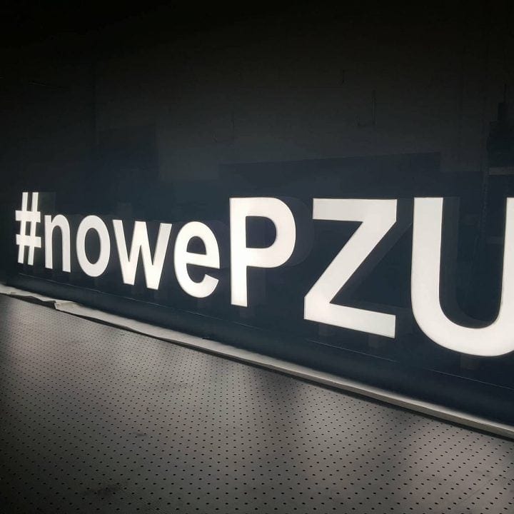 litery podświetlane z pleksy