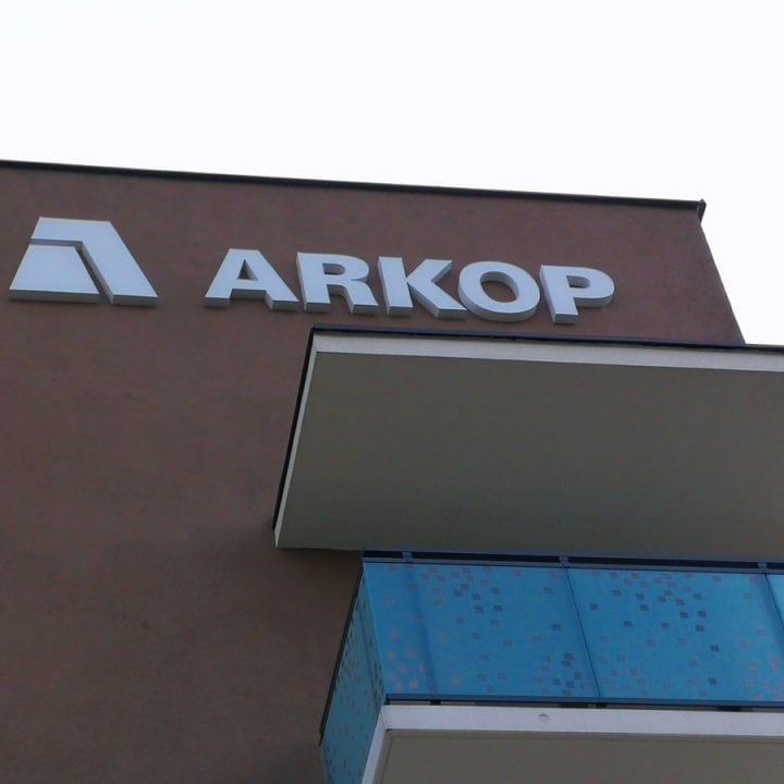 Logo świecące na elewacji bloku