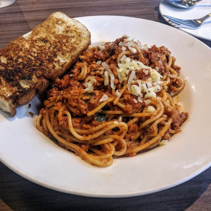 Spaghetti with garlic bread
