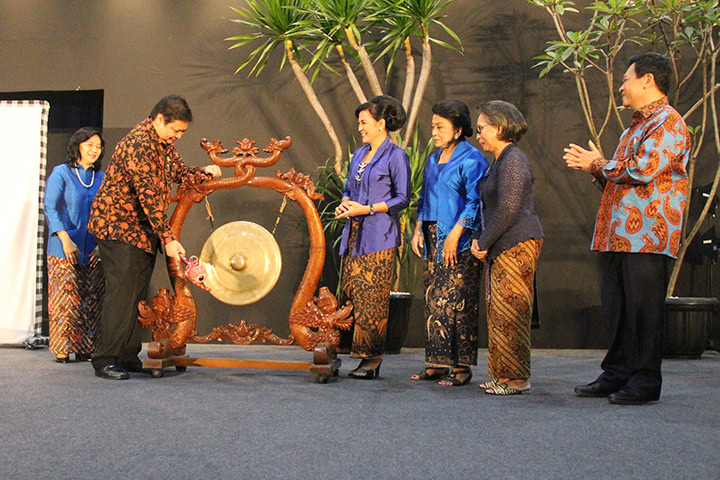 Menperin Airlangga Hartarto membuka pameran Adiwastra Nusantara 2017, di Jakarta Convention Center (JCC), Jakarta, Rabu (5/4). (Humas Kemenperin)