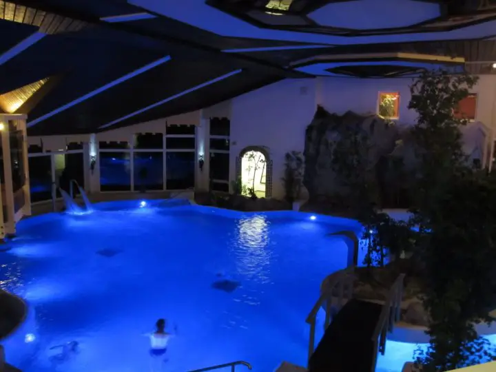 Pool am Abend im Göbels Hotel Rodenberg bei Rotenburg an der Fulda