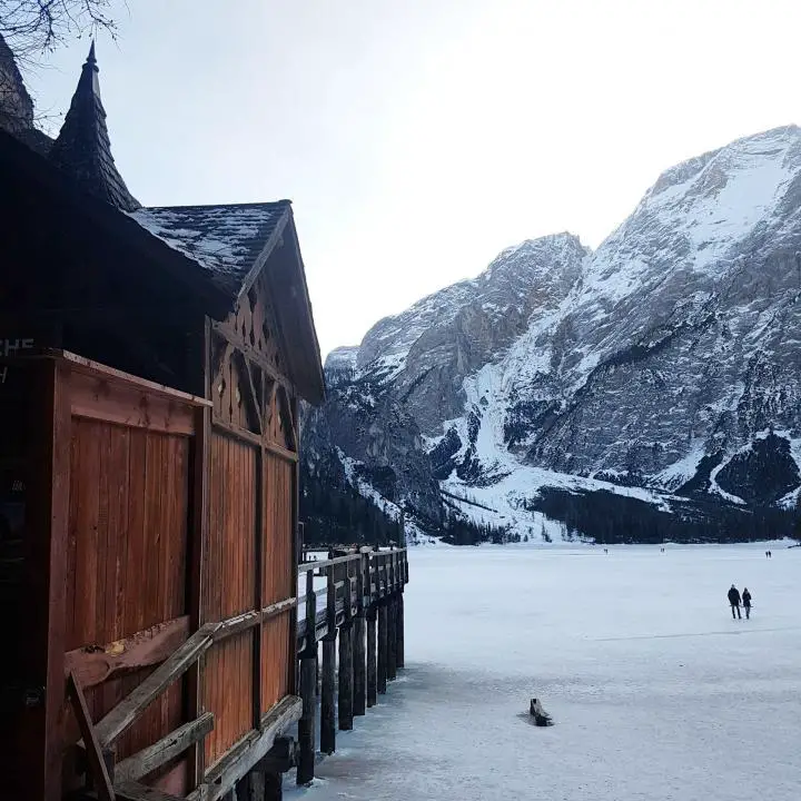 Pragser Wildsee im Winter ohne Wolken