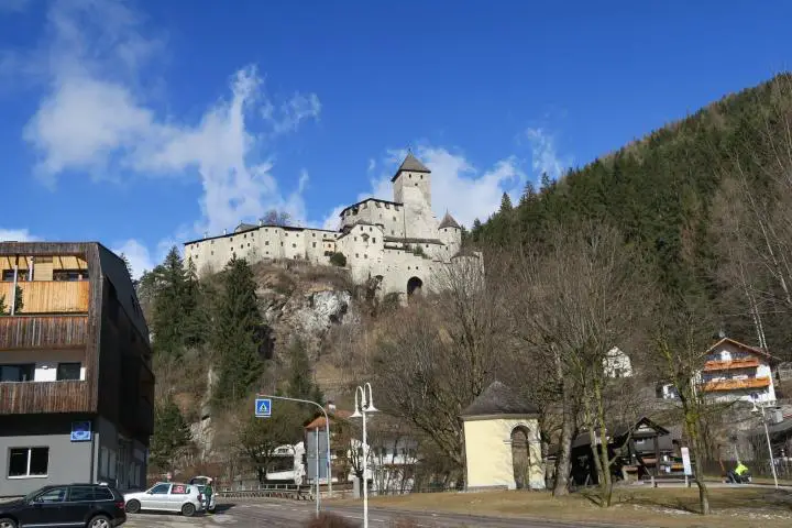Die Burg über Sand in Taufers