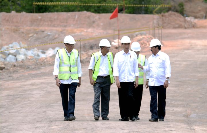 Presiden Jokowi didampingi Menteri PUPR dan Gubernur Kepri meninjau lokasi pembangunan Waduk Sei Gong, di Galang, Batam, Kepri, Kamis (23/3) siang. (Foto: Agung/Humas)