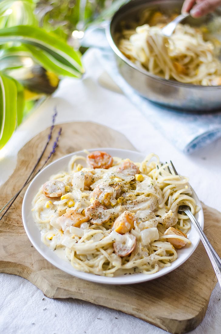 Pasta cremosa a la pimienta, sin leche. Con cebolla, calabaza y puerro. Muy fácil. 100% vegano. Vegetariano.