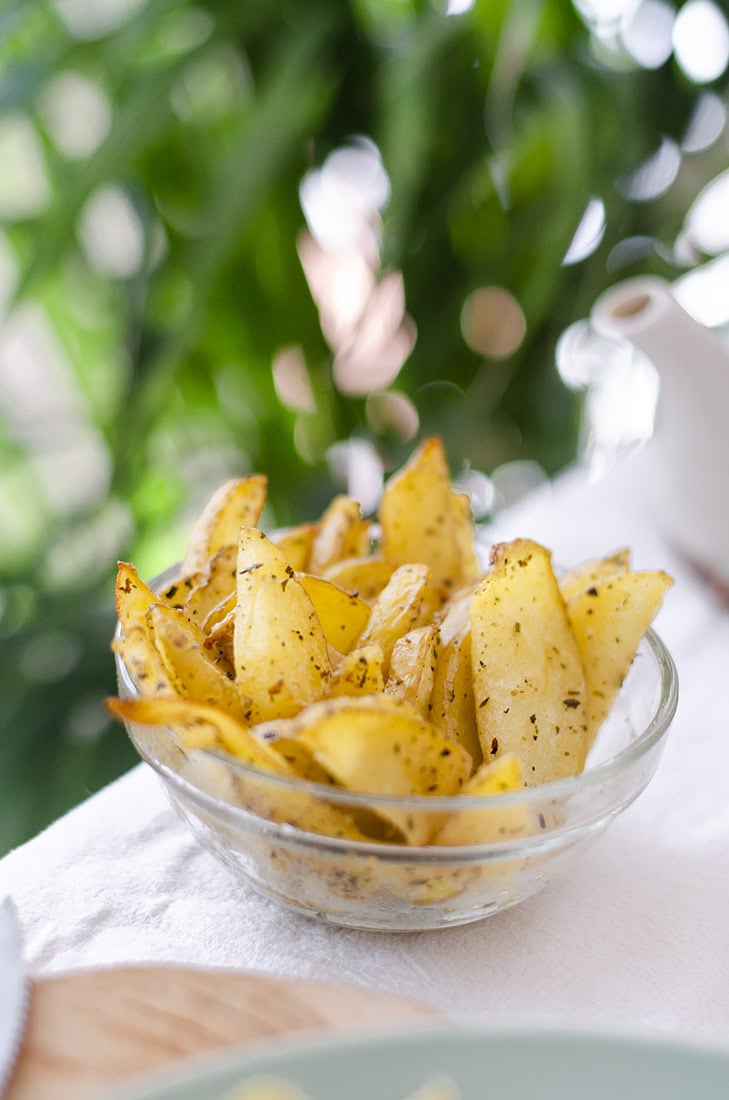 Patatas especiadas con pimienta, ajo, perejil, orégano, albahaca y sal.