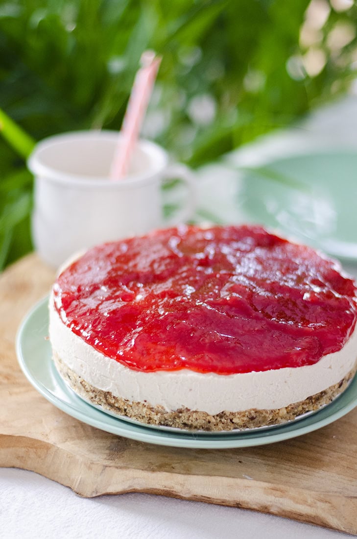 Tarta de queso vegana y sin horno sin mantequilla, leche ni queso de origen animal. Con mermelada de fresa.