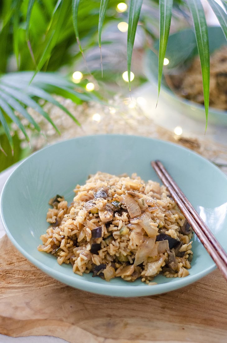 Arroz con salteado de verduras, estilo asiático, fácil y vegetariano.