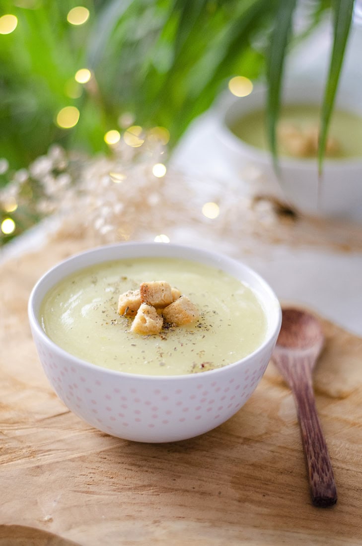 Crema de coliflor, calabacín y patata. Una receta vegetariana fácil y rápida. Barata.
