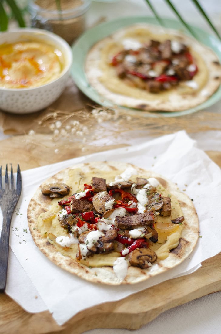 Tortilla de trigo con hummus y verduras a la plancha.