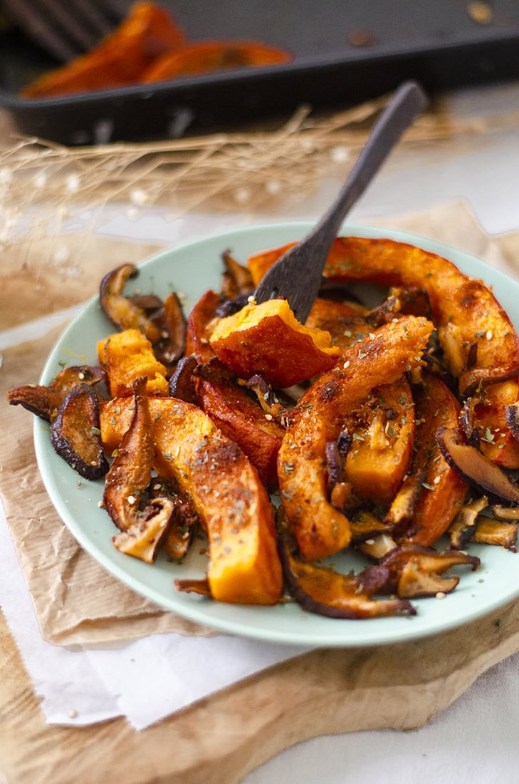 Calabaza asada con setas shiitake al pimentón y perejil. Ideas de recetas vegetarianas para Otoño / Invierno o navidad.