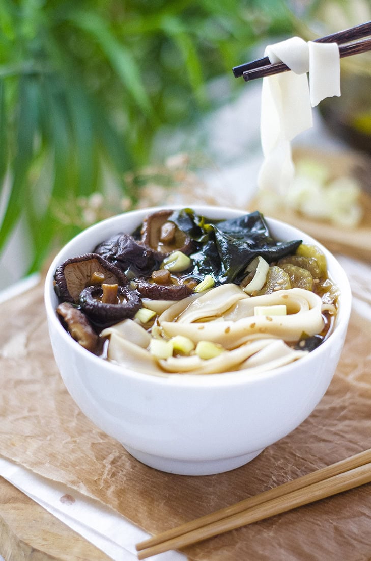 Receta: Ramen casero con miso, shiitakes y alga wakame. Vegano, sin carne ni huevo. Receta: Ramen casero con miso, shiitakes y alga wakame. Vegano, sin carne ni huevo.