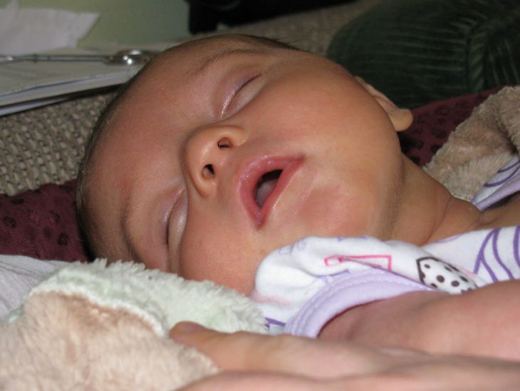 newborn sleeps with mouth open
