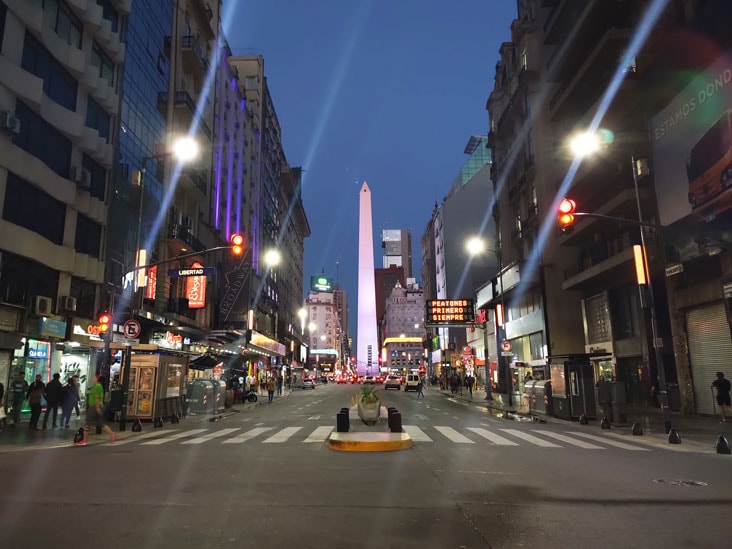 Obelisco uno de los iconos porteños sobre la avenida corrientes
