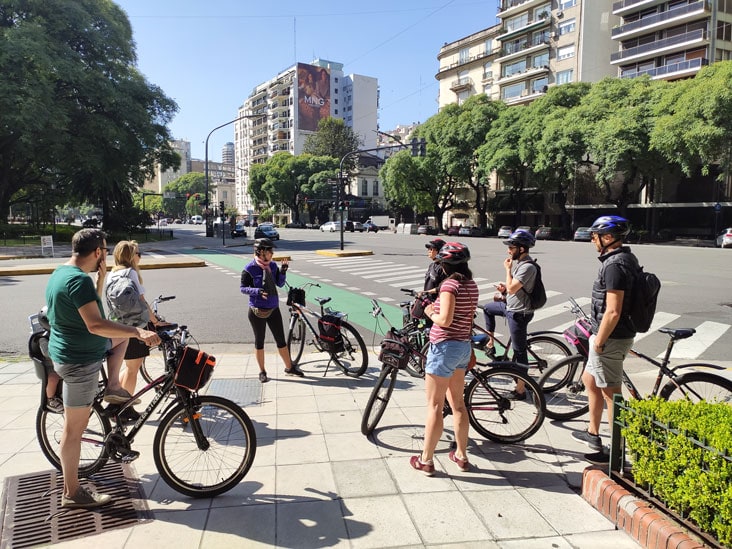 Guía hablando con el grupo en una parada del bici tour en Buenos Aires