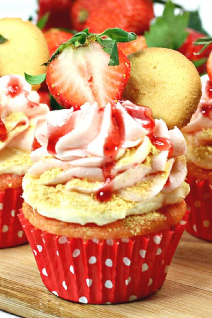 A Strawberry cupcake, fresh strawberries and a delicious cheesecake filling pair to make these delicious Strawberry Cheesecake Cupcakes. This strawberry cheesecake cupcake recipe is a real winner.