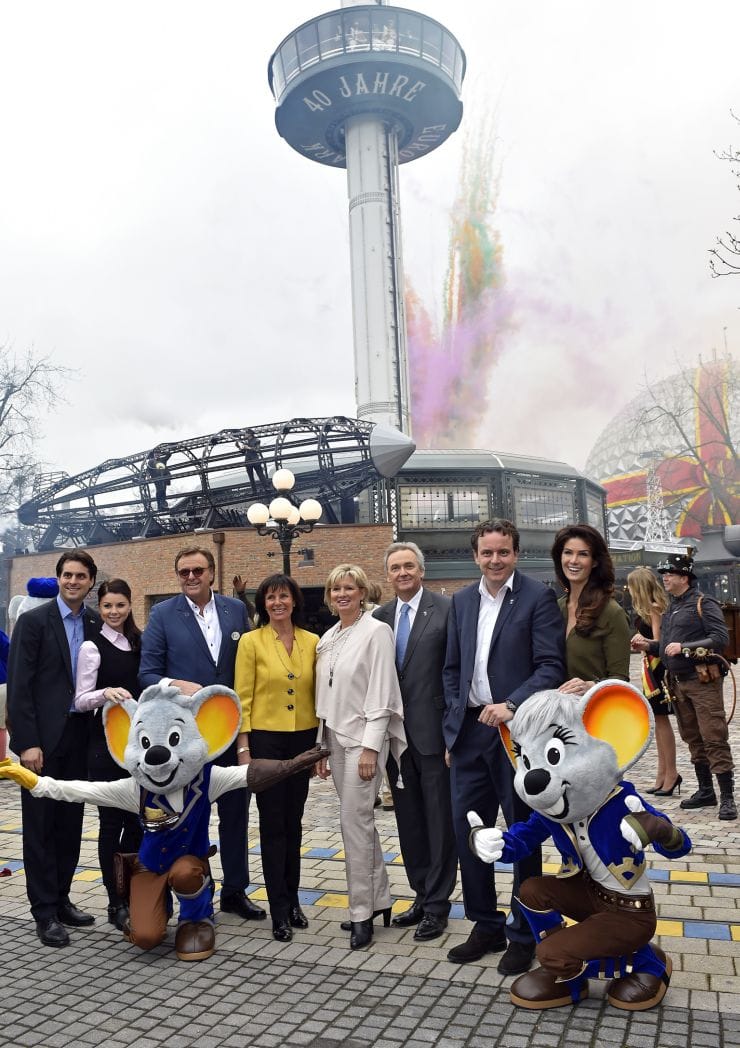 Foto. Europa-Park, Familie Mack vor dem neu gestalteten Euro-Tower