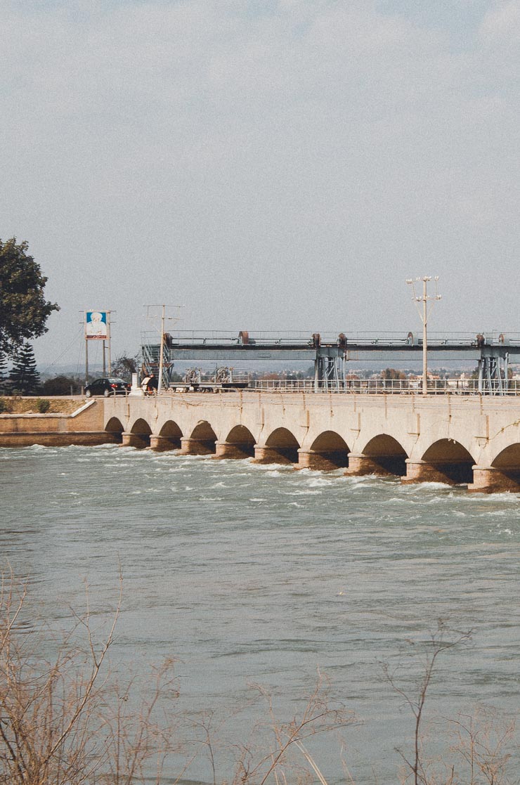 Der er flere dæmninger langs Jehlum River.