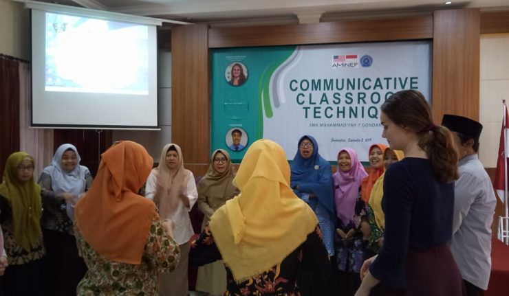 Lagi, Native AMINEF Berbagi Teknik Communicative Classroom Bagi Guru