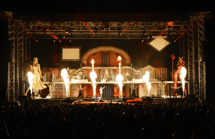 Foto: Europa-Park, DJ BoBo tanzt mit “Dancing Halloween” die Kälte weg