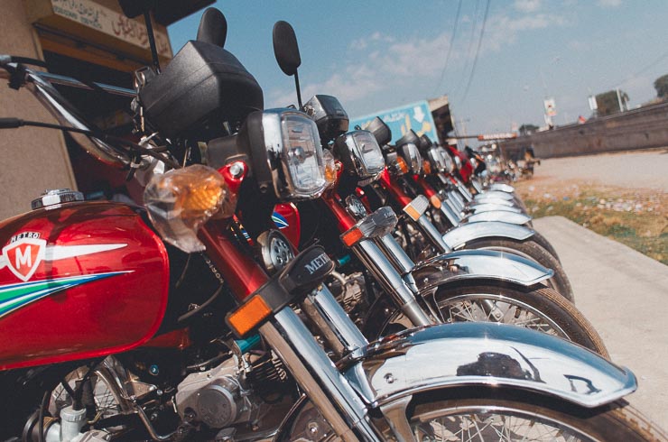 Motorcykler er enormt populære. Man kan komme frem gennem smalle gyder og de er også rigtigt gode på ujævnt terræn, som der er meget af.