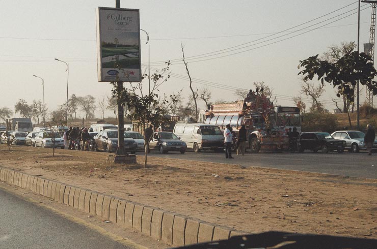 Vi er på vej mod lufthavnen i Islamabad, som er Pakistans hovedstad. Her var der lys i gaderne om aftenen og rent faktisk noget orden på vejene.