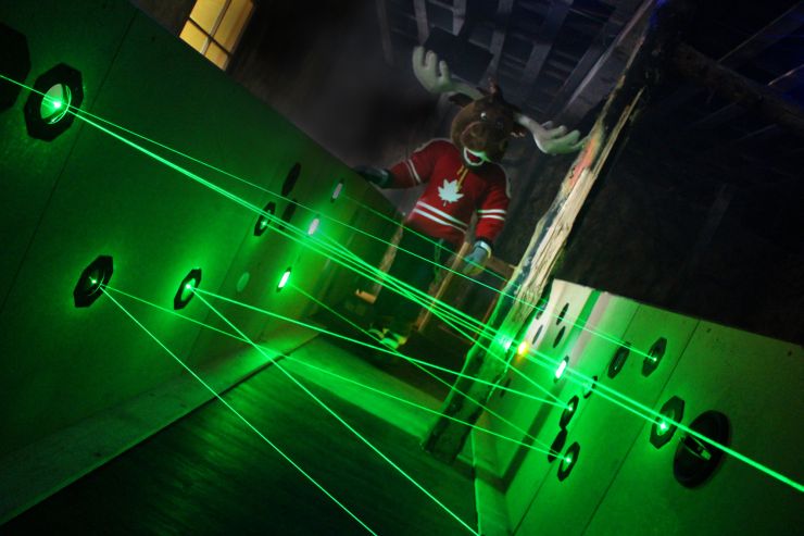 Foto: Fort Fun, Der Elch Moose begutachtet die Fortschritte der Baumaßnahmen im Laser-Parcours der neuen Attraktion FunnyFuxBau.