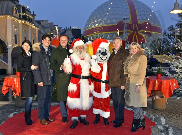 Foto: Europa-Park, Familie Mack vor der winterlichen Eurosat im Französischen Themenbereich