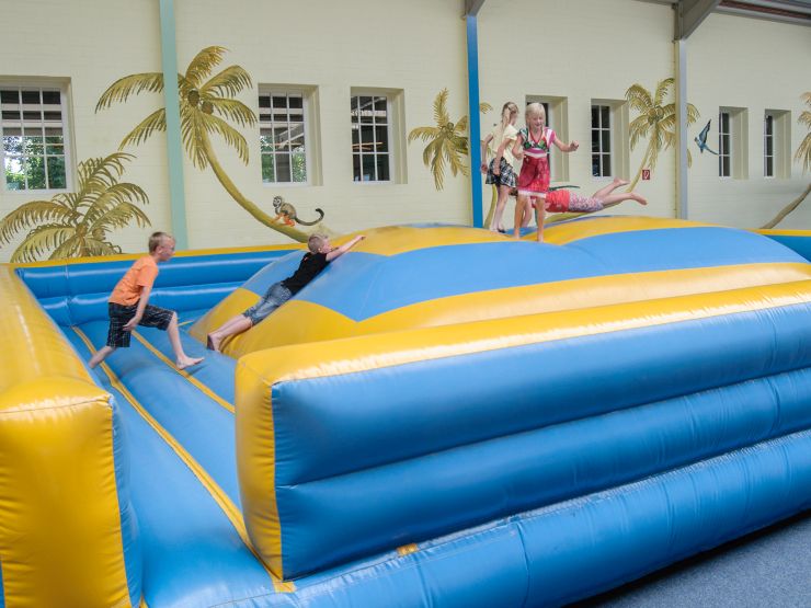 Foto: Jaderpark, Spielscheune, Wabbelberg