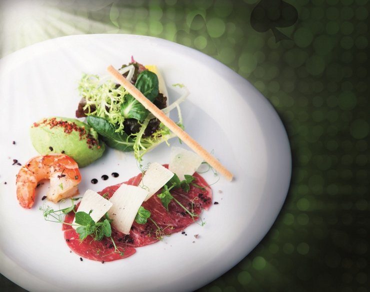 Foto: Europa-Park, Carpaccio vom Angus-Rind mit gehobeltem Pecorino Romano sowie Creme von gebratener Avocado mit Tigergarnele