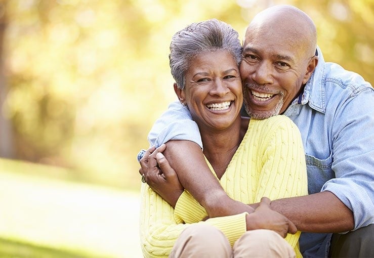Pareja de ancianos abrazando y sonriendo