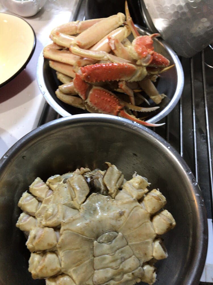 kani-taberu-jyunbi191112_007.jpg ズワイガニをパーツごとに分けていく