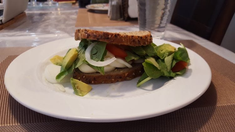 slow-carb-diet-review-standard-breakfast-egg-sandwich
