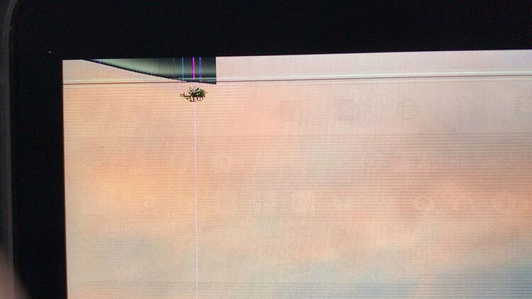 macbookair2018-display-blackout190805_024.jpg 画面が(内側から)割れていて、横筋や縦筋、全体的にシマシマになっていた