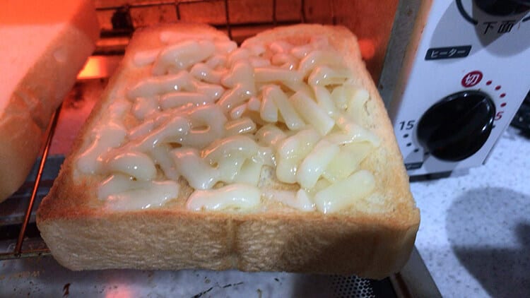 cheese-toast190516_001.jpg トースターに入れて少し焼いたチーズトースト