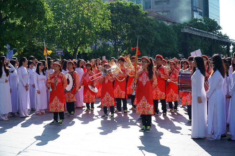 Lễ hội Áo Dài Thành Phố Hồ Chí Minh - Tôi yêu Áo Dài Việt Nam 17 Đội kèn trống cũng mặc áo dài khăn đóng
