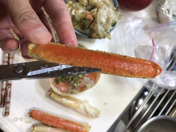 kani-taberu-jyunbi191112_035.jpg 分けたズワイガニのパーツをさらにさばいていく
